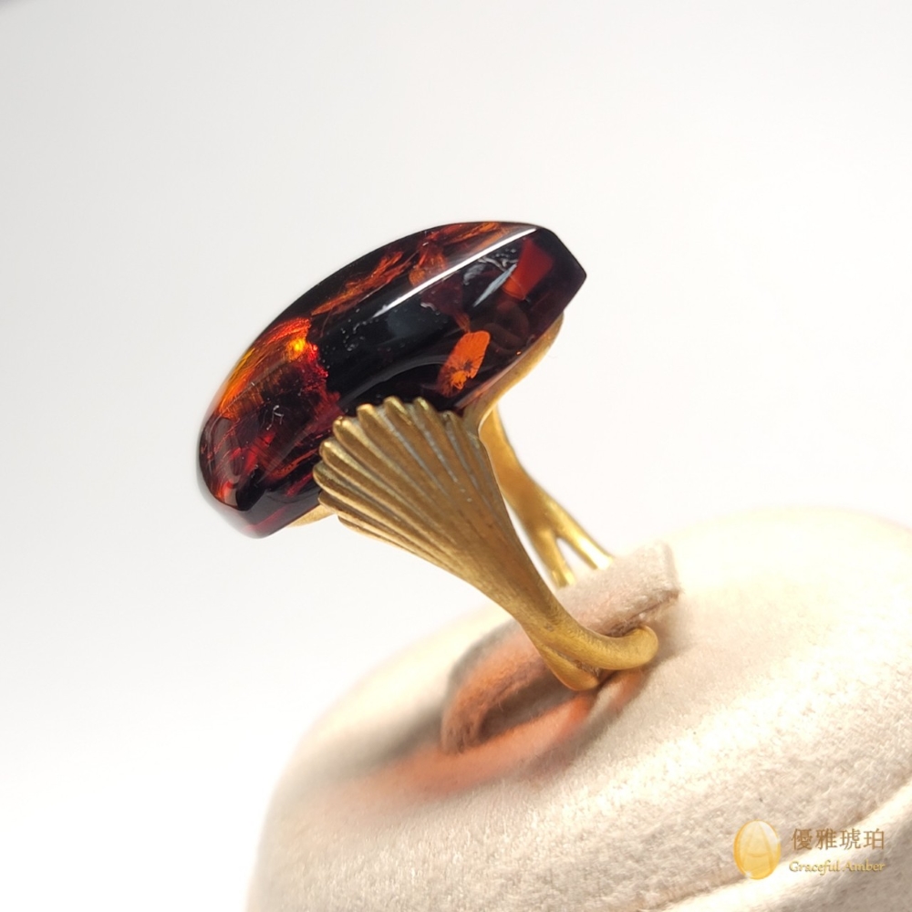 來自波羅地海 棕紅色琥珀 貝殼扇形設計款戒指